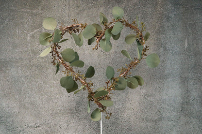 Tischdekoration Fensterdeko Eukalyptus Fensterdekoration Deko Herz Ring Euka Eukalyptusfrüchte Metall Metallherz auf Fuß – handgemacht aus Seiden- und Kunstblumen, langlebig & pflegeleicht von SarahsFlowerStudio