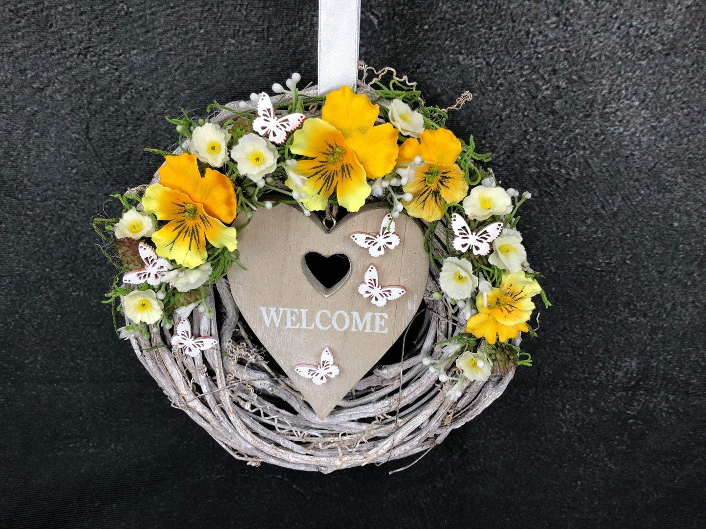 Türkranz Türdeko Türschmuck Herz Welcome Modern ganzjährig Tür Schmuck Schmetterling Herbst – handgemacht aus Seiden- und Kunstblumen, langlebig & pflegeleicht von SarahsFlowerStudio