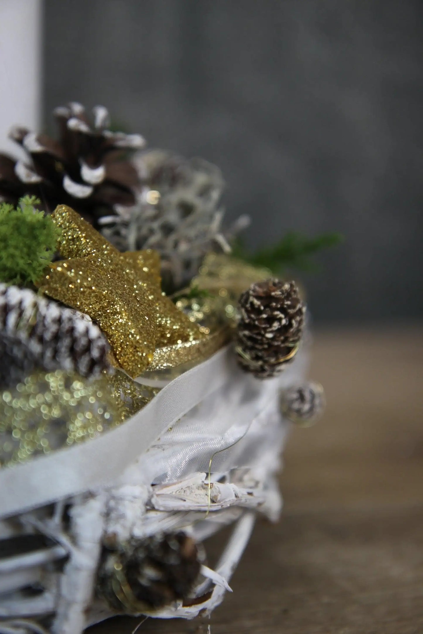 Adventskranz Adventskalender Gold oder Silber Glitzer Sterne Zapfen Kugeln Modern mehrjährig Rund – handgemacht aus Seiden- und Kunstblumen, langlebig & pflegeleicht von SarahsFlowerStudio