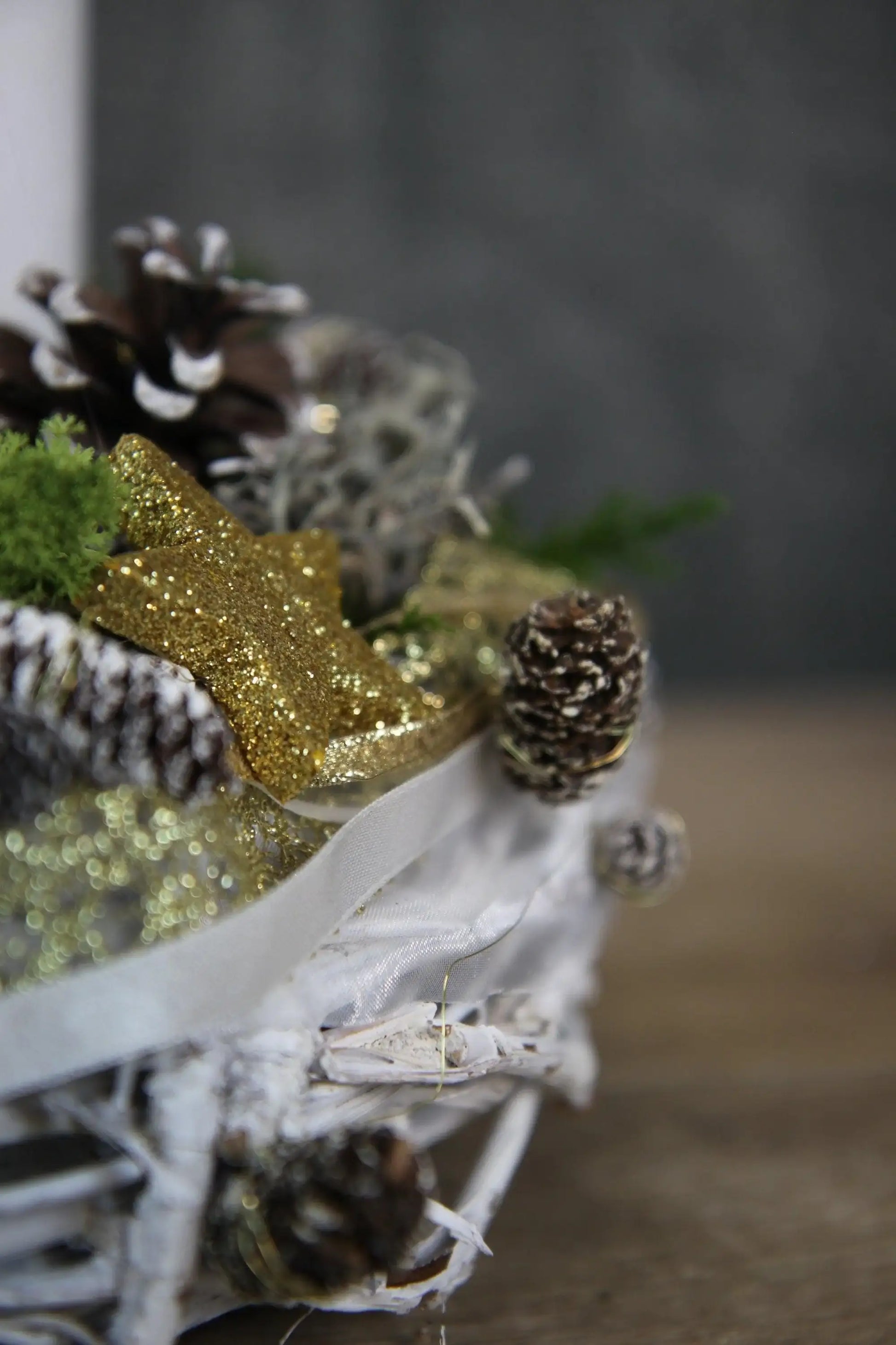 Adventskranz Adventskalender Gold oder Silber Glitzer Sterne Zapfen Kugeln Modern mehrjährig Rund – handgemacht aus Seiden- und Kunstblumen, langlebig & pflegeleicht von SarahsFlowerStudio
