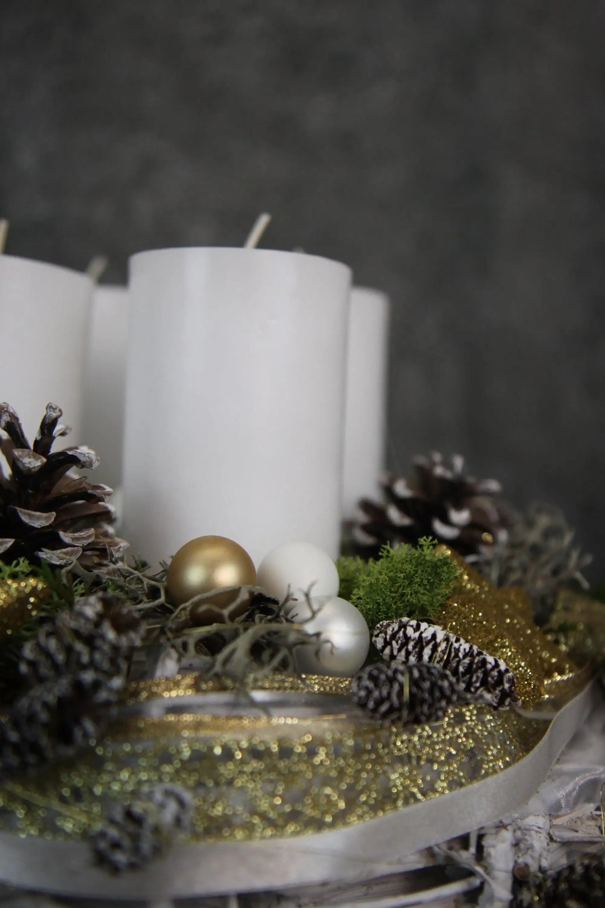 Adventskranz Adventskalender Gold oder Silber Glitzer Sterne Zapfen Kugeln Modern mehrjährig Rund – handgemacht aus Seiden- und Kunstblumen, langlebig & pflegeleicht von SarahsFlowerStudio