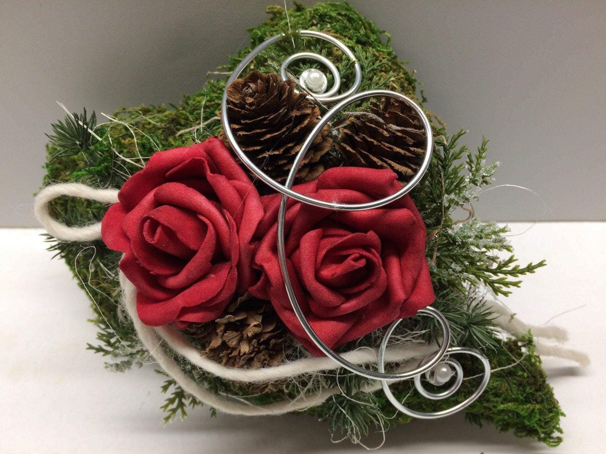 Grabgesteck Grabschmuck Allerheiligen Moosherz 20cm Grabdeko Grabdekoration – handgemacht aus Seiden- und Kunstblumen, langlebig & pflegeleicht von SarahsFlowerStudio