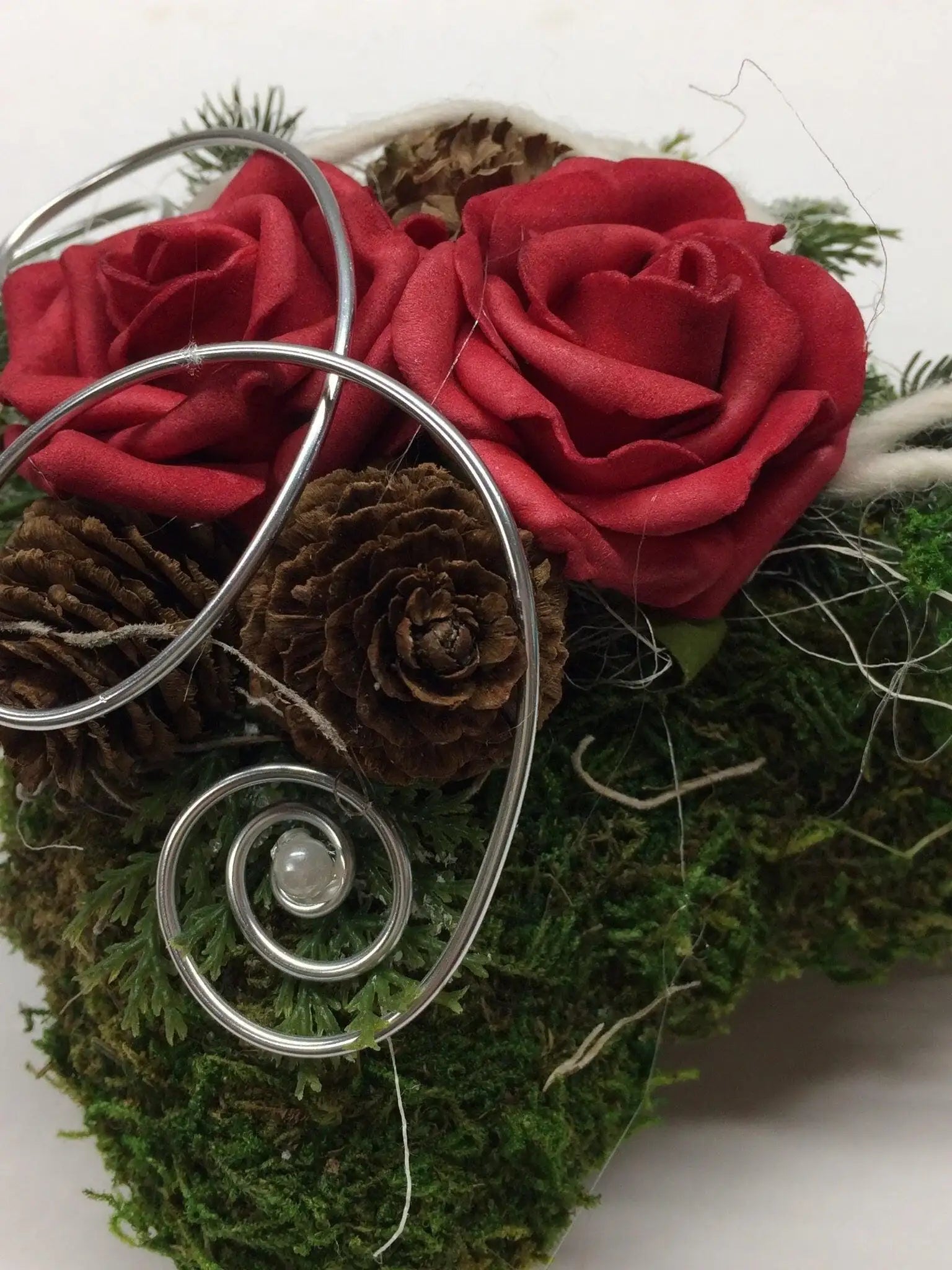 Grabgesteck Grabschmuck Allerheiligen Moosherz 20cm Grabdeko Grabdekoration – handgemacht aus Seiden- und Kunstblumen, langlebig & pflegeleicht von SarahsFlowerStudio