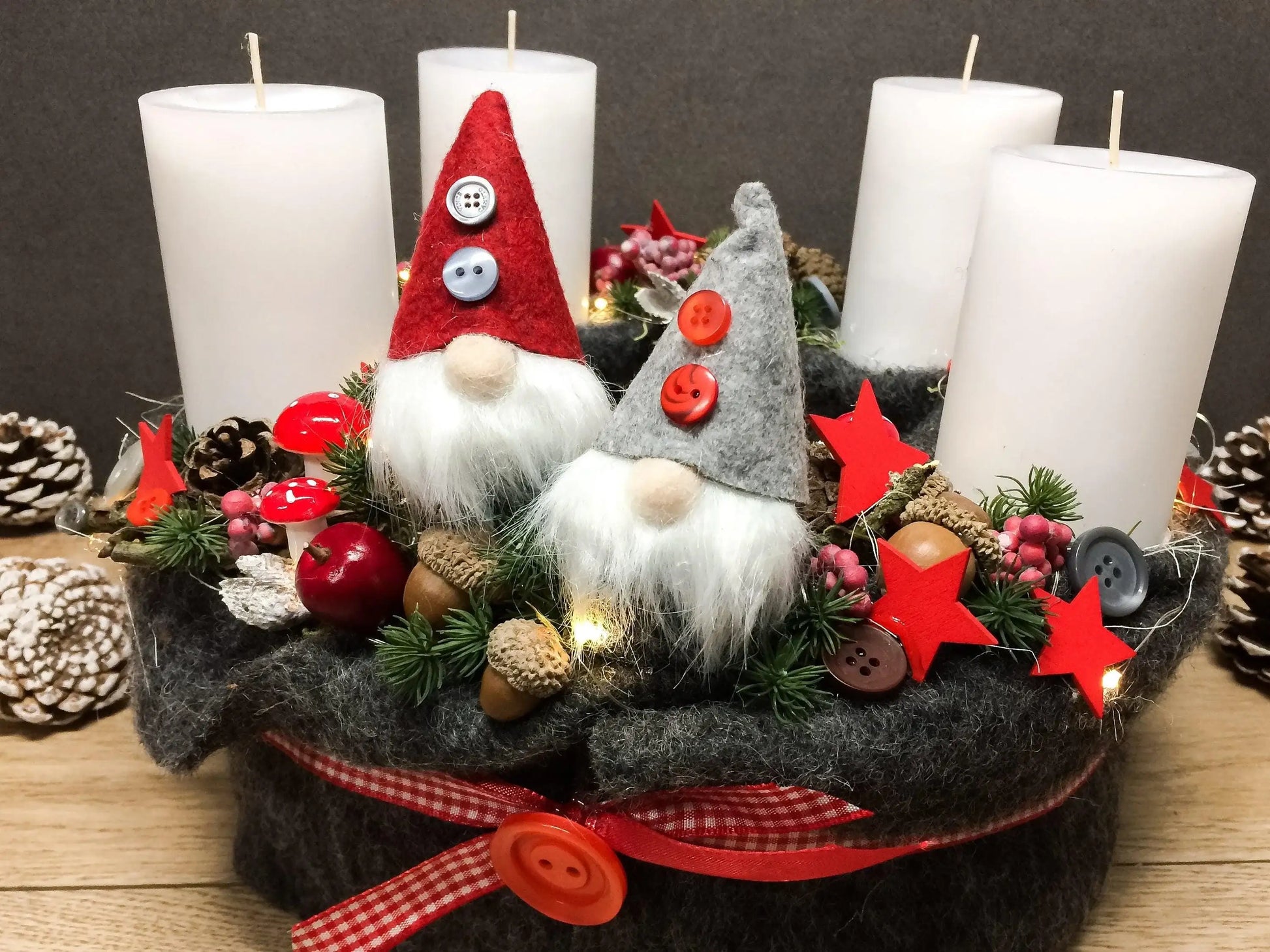 Adventskranz Adventskalender 20er LED Lichterkette Wichtel – handgemacht aus Seiden- und Kunstblumen, langlebig & pflegeleicht von SarahsFlowerStudio