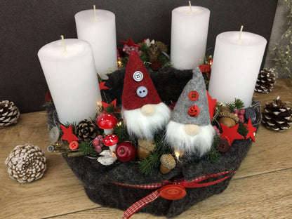 Adventskranz Adventskalender 20er LED Lichterkette Wichtel – handgemacht aus Seiden- und Kunstblumen, langlebig & pflegeleicht von SarahsFlowerStudio