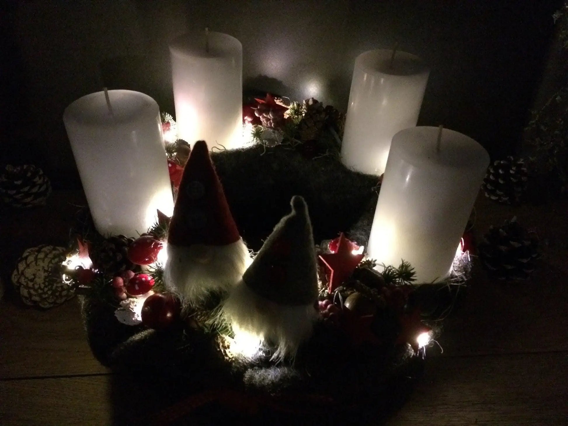 Adventskranz Adventskalender 20er LED Lichterkette Wichtel – handgemacht aus Seiden- und Kunstblumen, langlebig & pflegeleicht von SarahsFlowerStudio