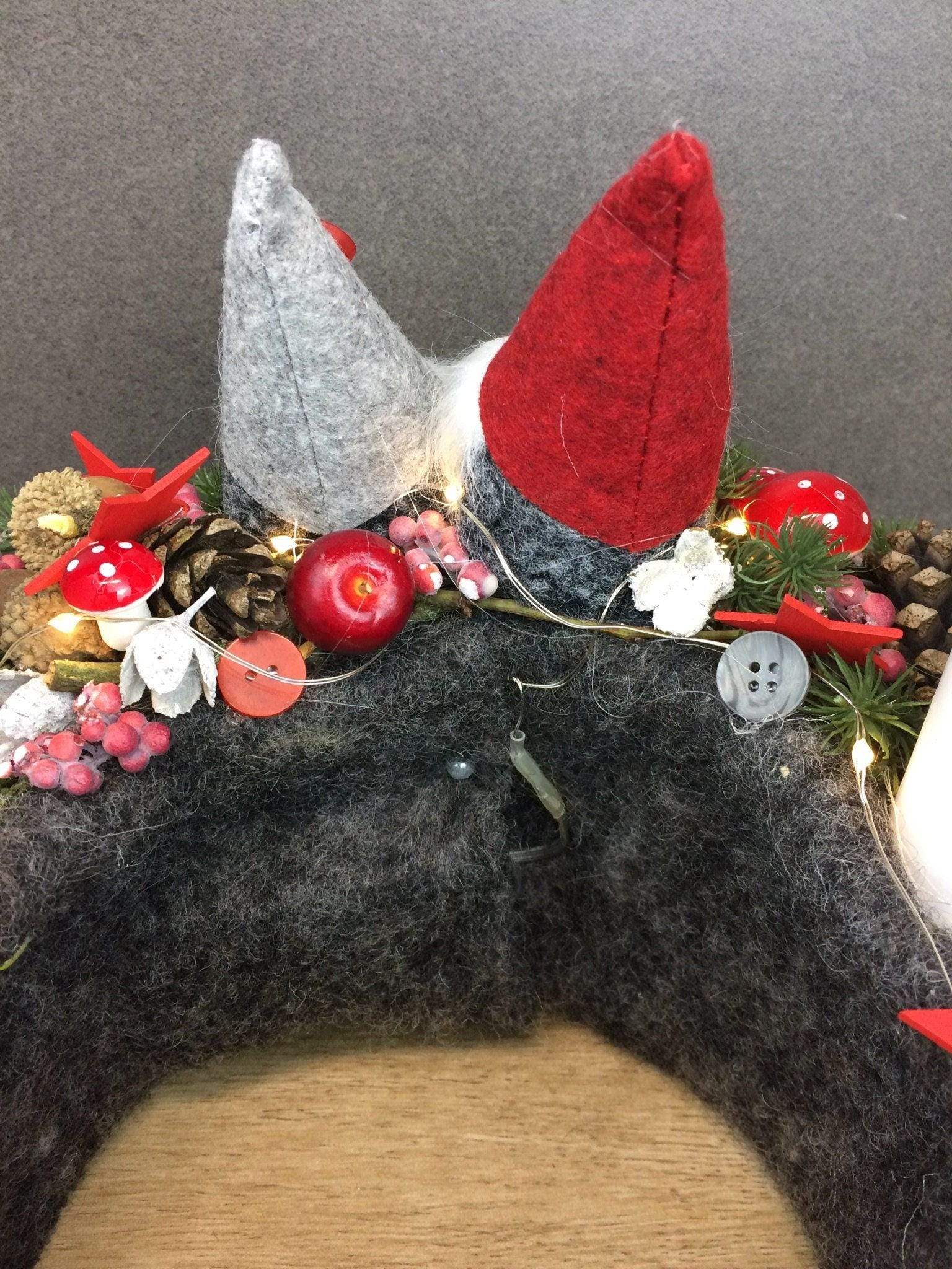 Adventskranz Adventskalender 20er LED Lichterkette Wichtel – handgemacht aus Seiden- und Kunstblumen, langlebig & pflegeleicht von SarahsFlowerStudio