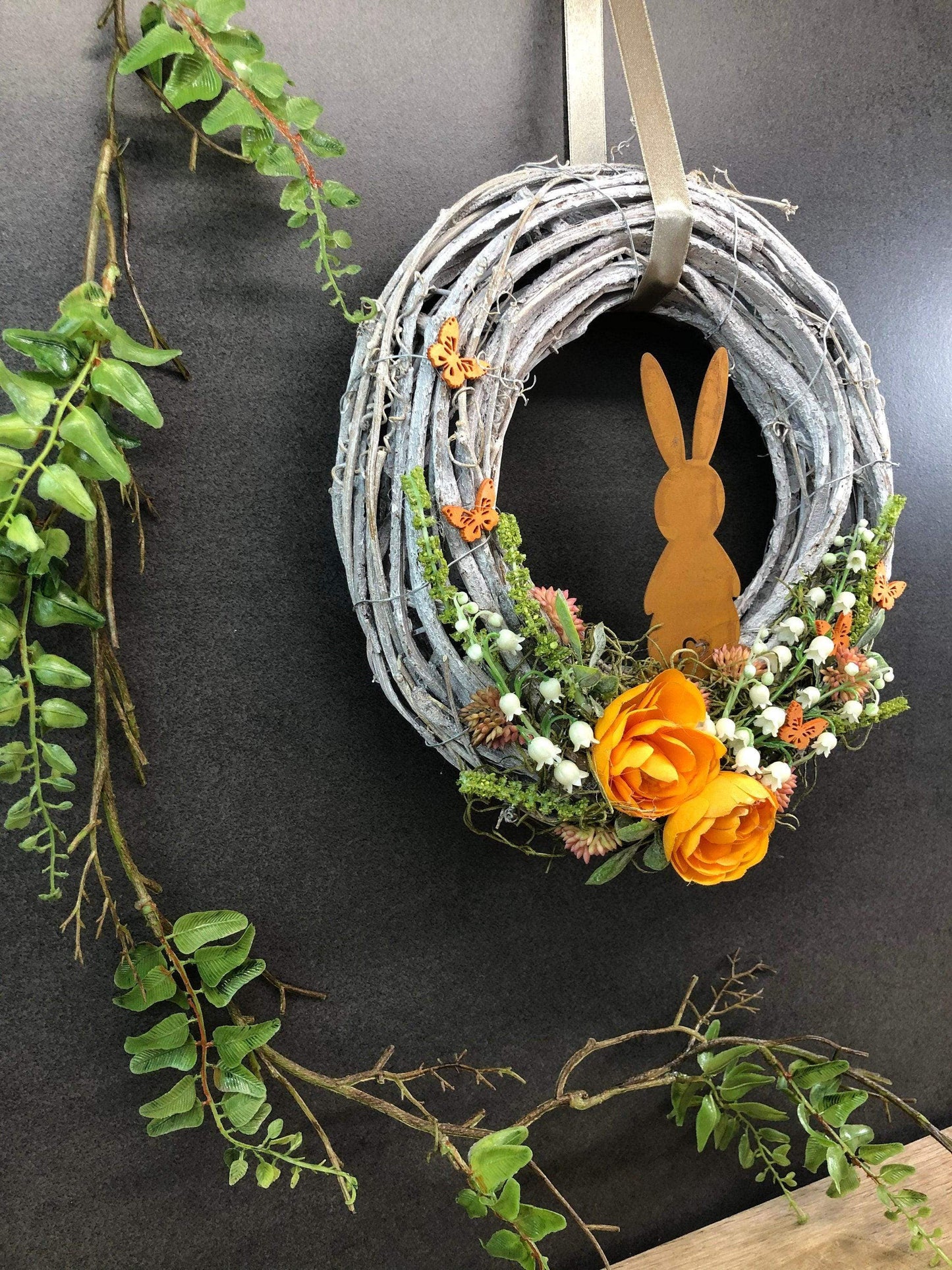 Osterkranz Türdeko Wunschfarbe – Frühlingskranz mit Hasen & Maiglöckchen – Türkranz – SarahsFlowerStudio