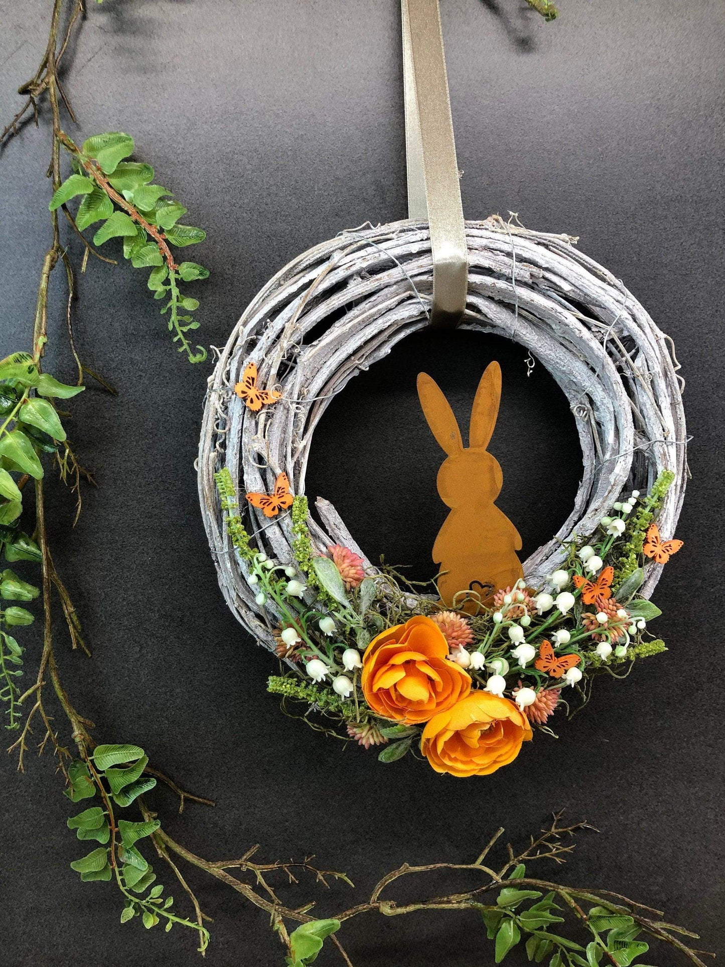 Osterkranz Türdeko Wunschfarbe – Frühlingskranz mit Hasen & Maiglöckchen – Türkranz – SarahsFlowerStudio