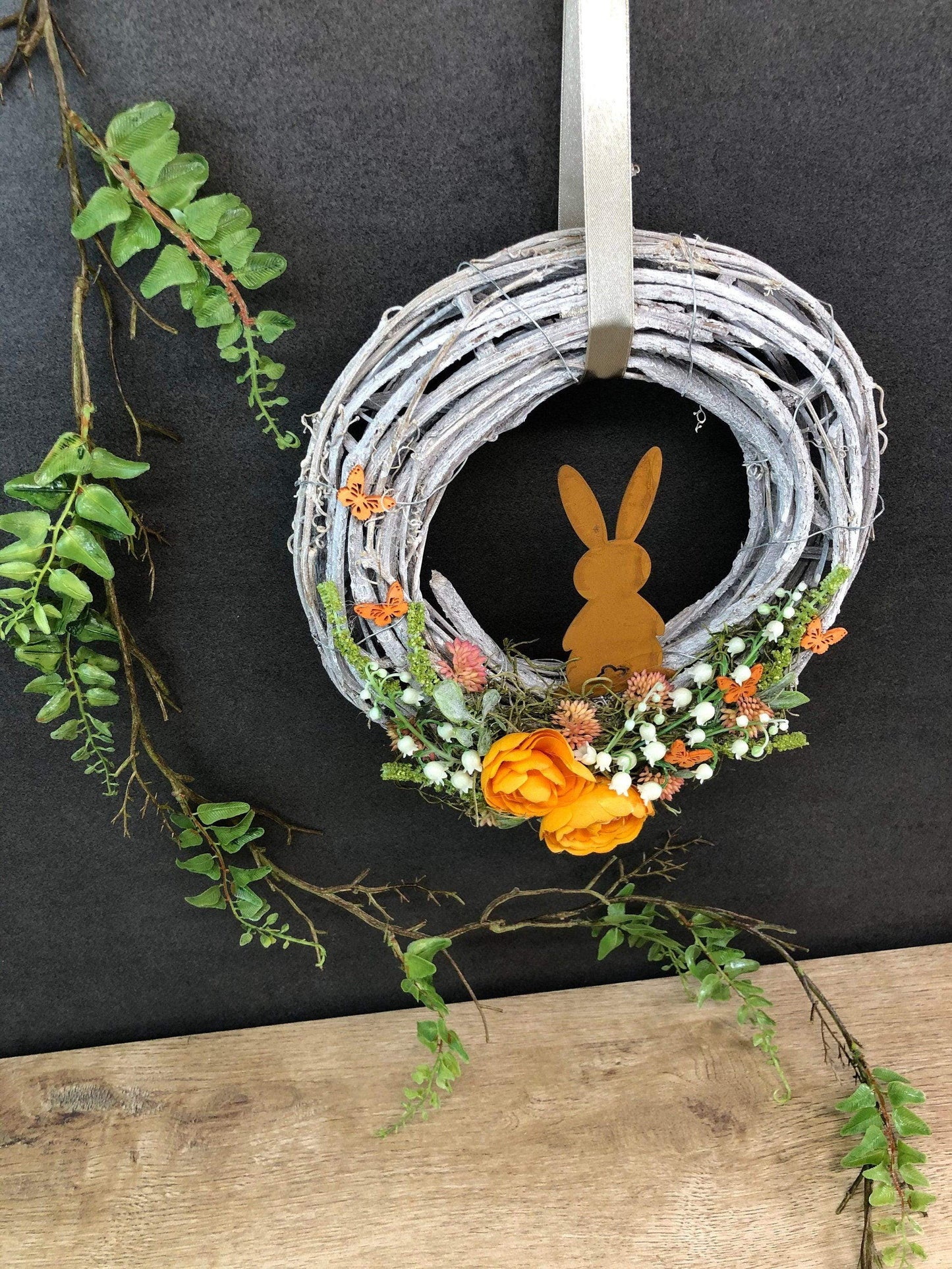 Osterkranz Türdeko Wunschfarbe – Frühlingskranz mit Hasen & Maiglöckchen – Türkranz – SarahsFlowerStudio