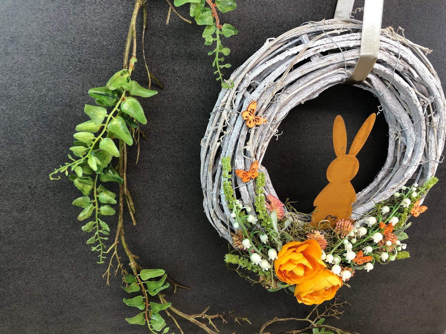 Osterkranz Türdeko Wunschfarbe – Frühlingskranz mit Hasen & Maiglöckchen – Türkranz – SarahsFlowerStudio
