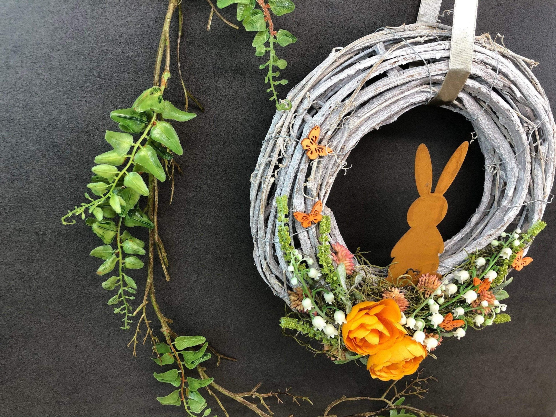 Osterkranz Türdeko Wunschfarbe – Frühlingskranz mit Hasen & Maiglöckchen – Türkranz – SarahsFlowerStudio