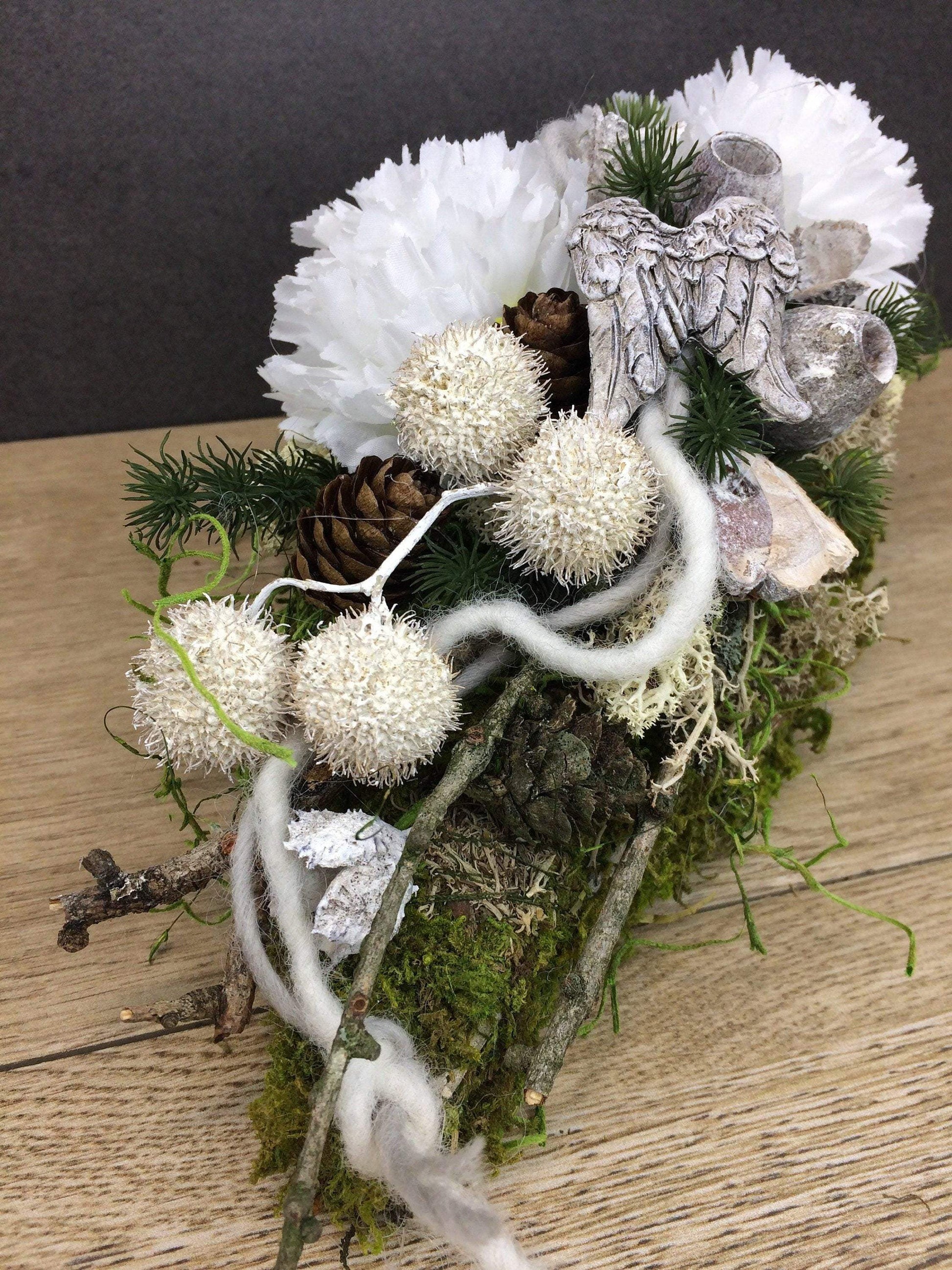 Grabgesteck Grabschmuck Allerheiligen Totensonntag Nelken Exoten Zapfen Gesteck Grab Engelsflügel – handgemacht aus Seiden- und Kunstblumen, langlebig & pflegeleicht von SarahsFlowerStudio