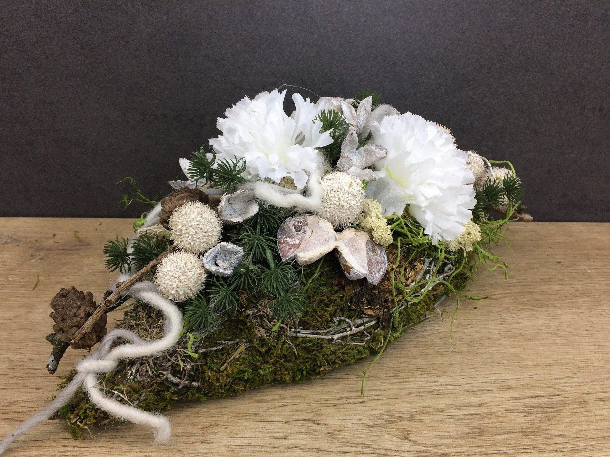 Grabgesteck Grabschmuck Allerheiligen Totensonntag Nelken Exoten Zapfen Gesteck Grab Engelsflügel – handgemacht aus Seiden- und Kunstblumen, langlebig & pflegeleicht von SarahsFlowerStudio