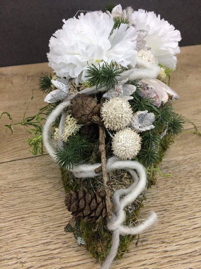 Grabgesteck Grabschmuck Allerheiligen Totensonntag Nelken Exoten Zapfen Gesteck Grab Engelsflügel – handgemacht aus Seiden- und Kunstblumen, langlebig & pflegeleicht von SarahsFlowerStudio