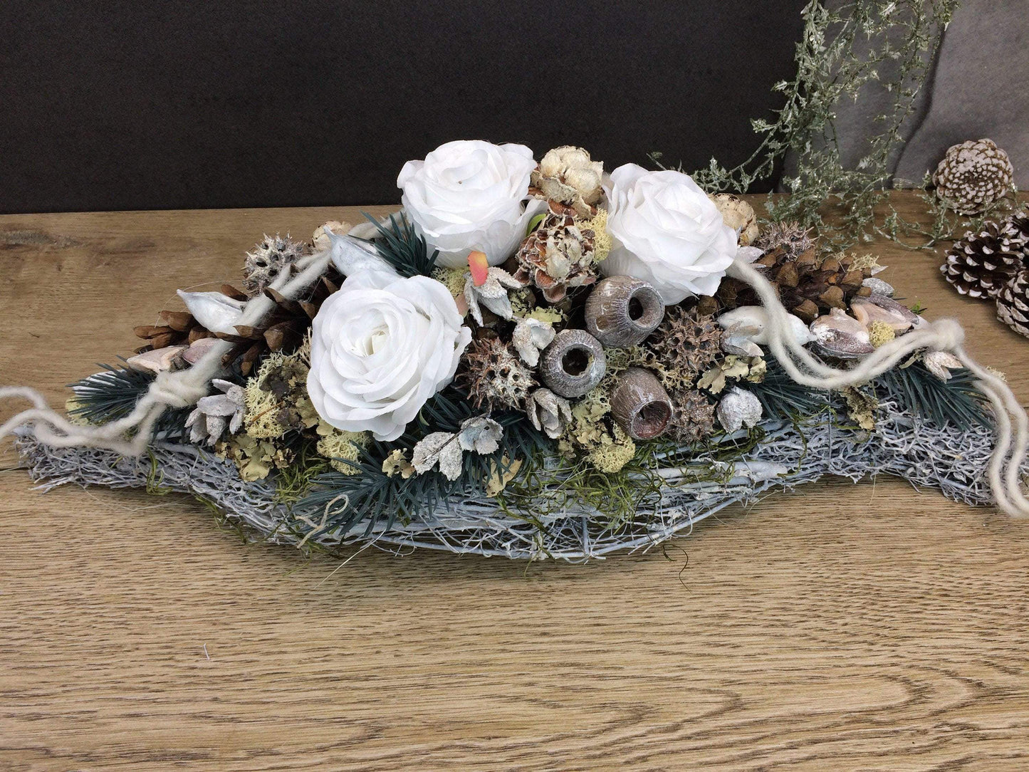 Grabgesteck 50cm Grabschmuck Gesteck Rosen Exoten Tannen Grabdekoration Grabschmuck Allerheiligen – handgemacht aus Seiden- und Kunstblumen, langlebig & pflegeleicht von SarahsFlowerStudio