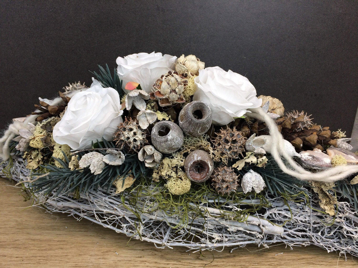 Grabgesteck 50cm Grabschmuck Gesteck Rosen Exoten Tannen Grabdekoration Grabschmuck Allerheiligen – handgemacht aus Seiden- und Kunstblumen, langlebig & pflegeleicht von SarahsFlowerStudio