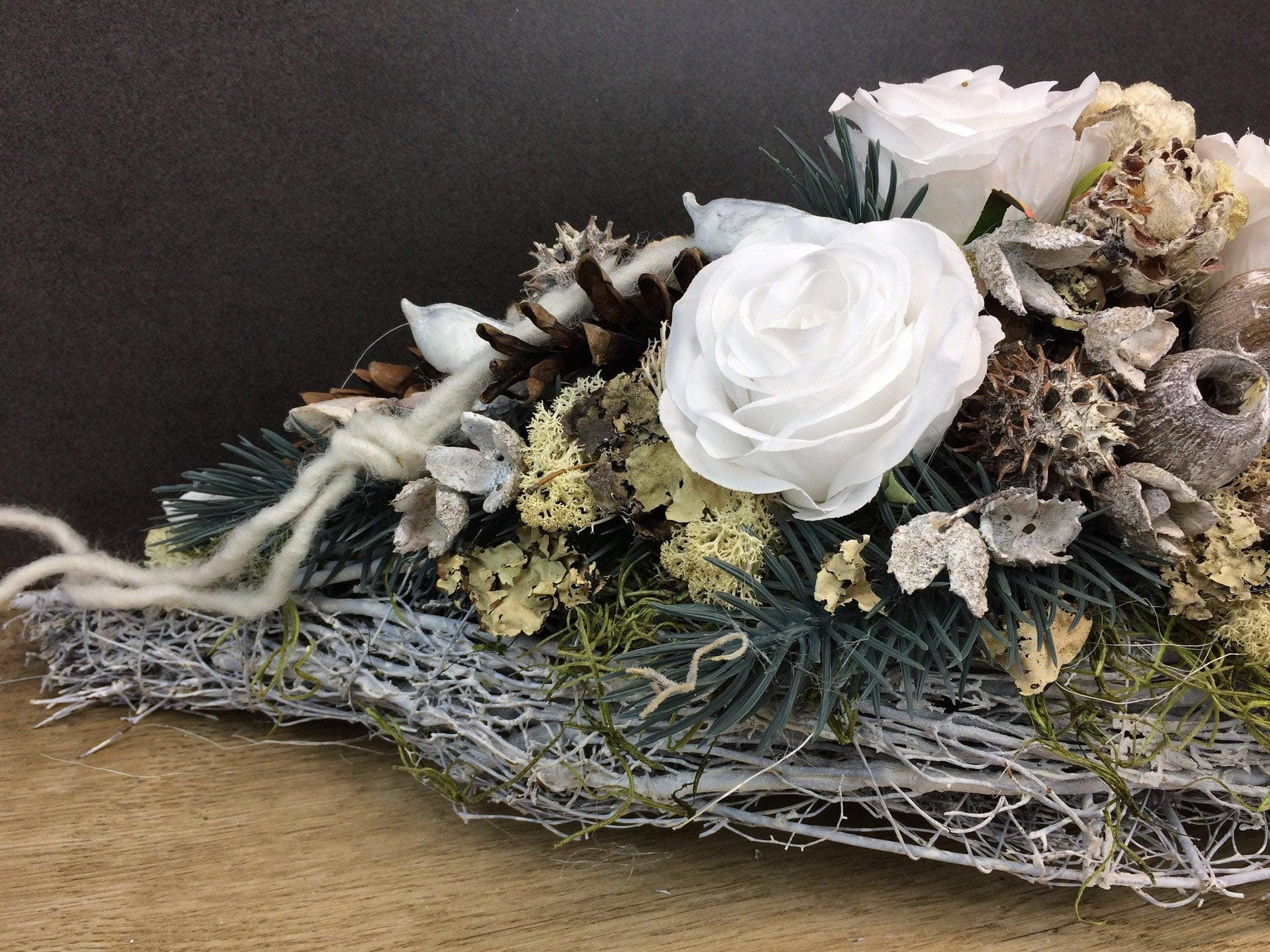 Grabgesteck 50cm Grabschmuck Gesteck Rosen Exoten Tannen Grabdekoration Grabschmuck Allerheiligen – handgemacht aus Seiden- und Kunstblumen, langlebig & pflegeleicht von SarahsFlowerStudio