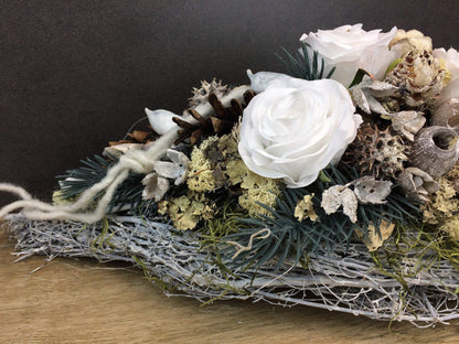 Grabgesteck 50cm Grabschmuck Gesteck Rosen Exoten Tannen Grabdekoration Grabschmuck Allerheiligen – handgemacht aus Seiden- und Kunstblumen, langlebig & pflegeleicht von SarahsFlowerStudio