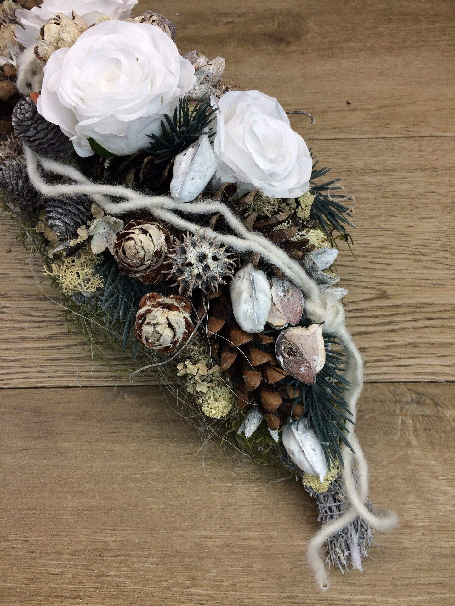 Grabgesteck 50cm Grabschmuck Gesteck Rosen Exoten Tannen Grabdekoration Grabschmuck Allerheiligen – handgemacht aus Seiden- und Kunstblumen, langlebig & pflegeleicht von SarahsFlowerStudio