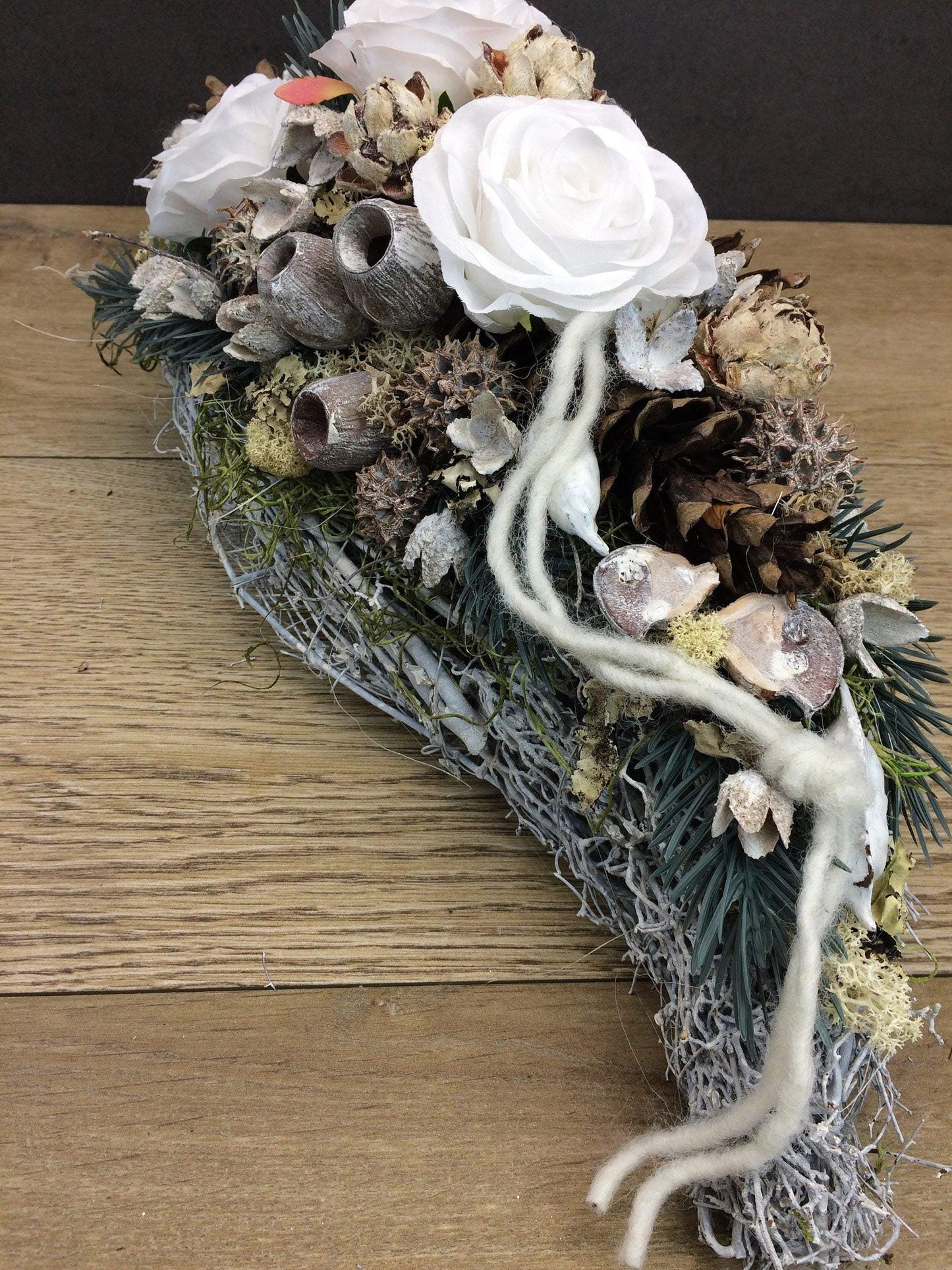Grabgesteck 50cm Grabschmuck Gesteck Rosen Exoten Tannen Grabdekoration Grabschmuck Allerheiligen – handgemacht aus Seiden- und Kunstblumen, langlebig & pflegeleicht von SarahsFlowerStudio