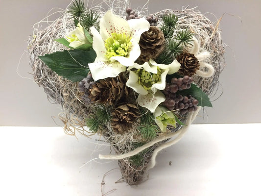 Grabgesteck Grabschmuck Herz Christrosen Grabdekoration Grabschmuck Allerheiligen – handgemacht aus Seiden- und Kunstblumen, langlebig & pflegeleicht von SarahsFlowerStudio