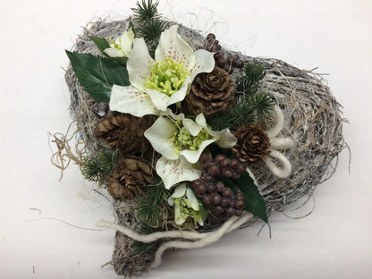 Grabgesteck Grabschmuck Herz Christrosen Grabdekoration Grabschmuck Allerheiligen – handgemacht aus Seiden- und Kunstblumen, langlebig & pflegeleicht von SarahsFlowerStudio