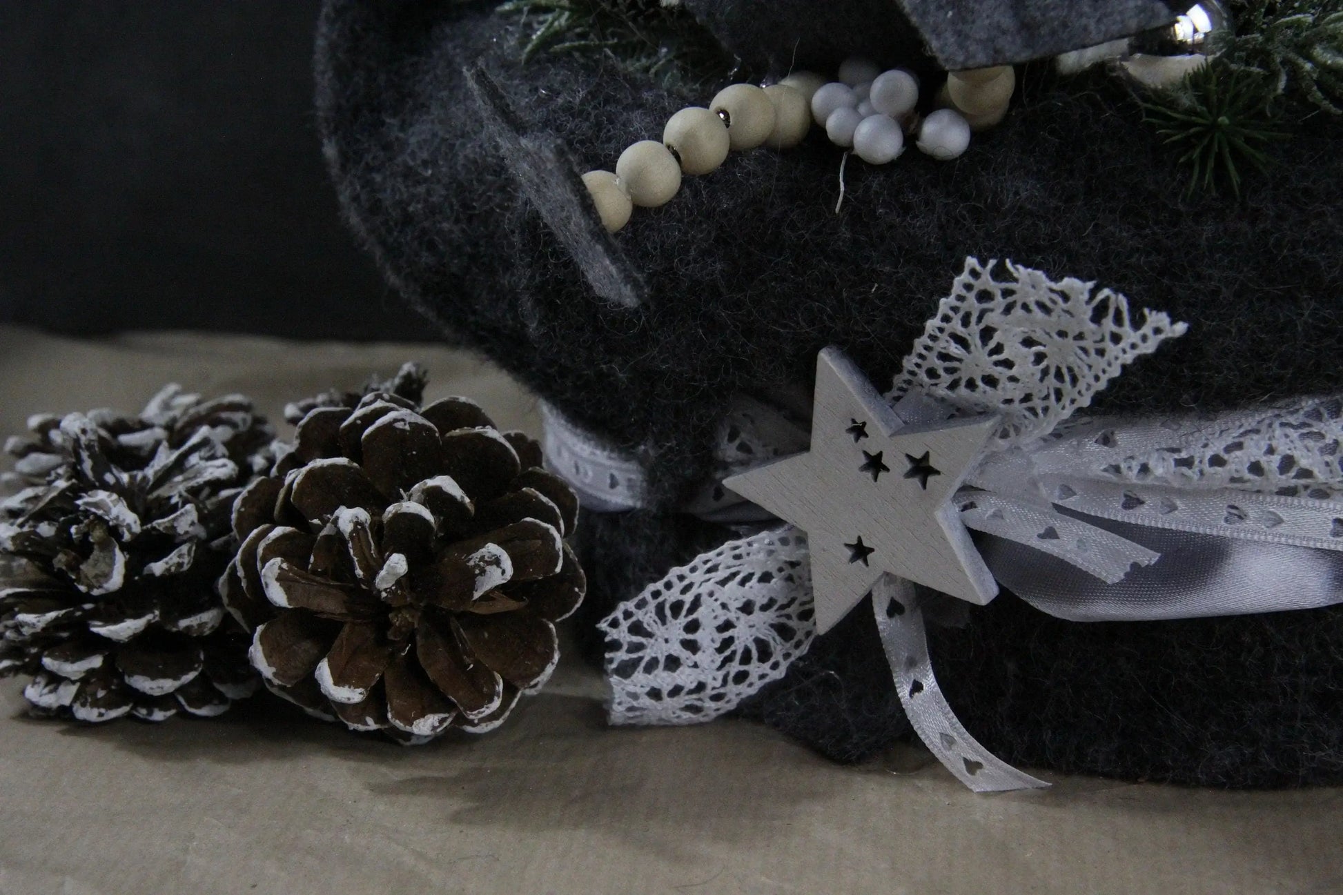 Adventskranz Adventskalender – handgemacht aus Seiden- und Kunstblumen, langlebig & pflegeleicht von SarahsFlowerStudio