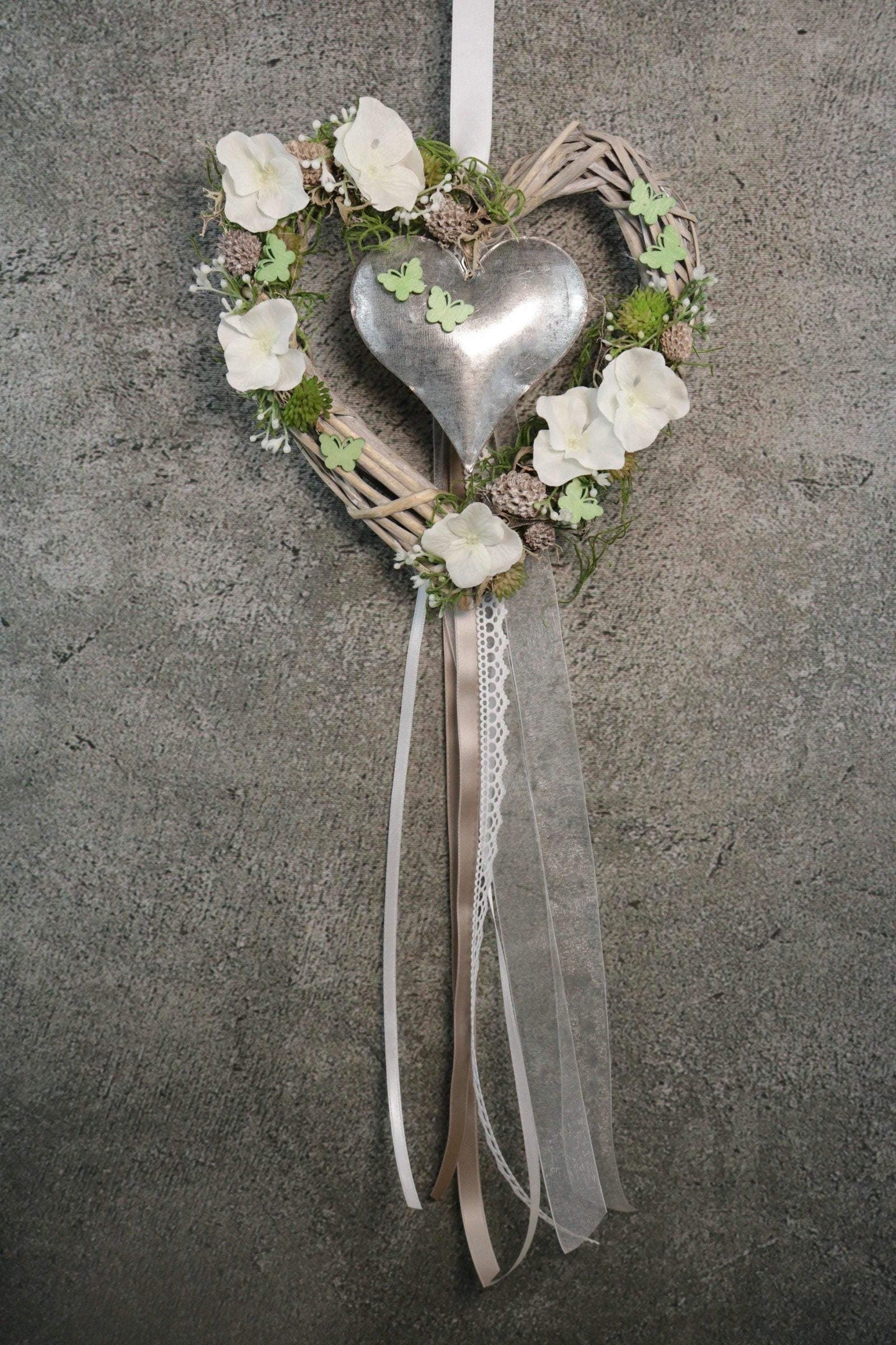 Türkranz Türdeko Türschmuck Herz Modern ganzjährig Tür Hortensie Schmetterling Schleierkraut – handgemacht aus Seiden- und Kunstblumen, langlebig & pflegeleicht von SarahsFlowerStudio