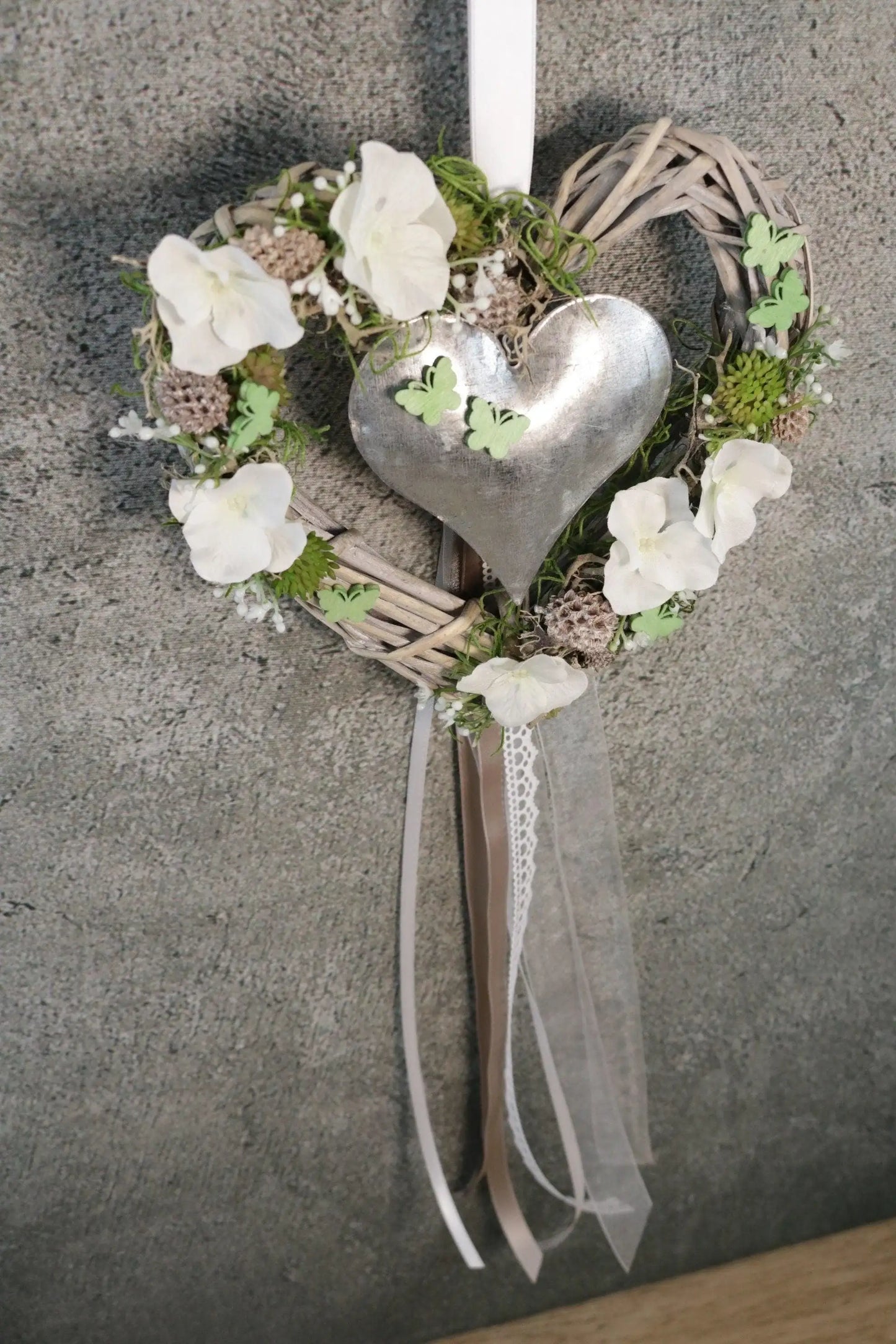 Türkranz Türdeko Türschmuck Herz Modern ganzjährig Tür Hortensie Schmetterling Schleierkraut – handgemacht aus Seiden- und Kunstblumen, langlebig & pflegeleicht von SarahsFlowerStudio