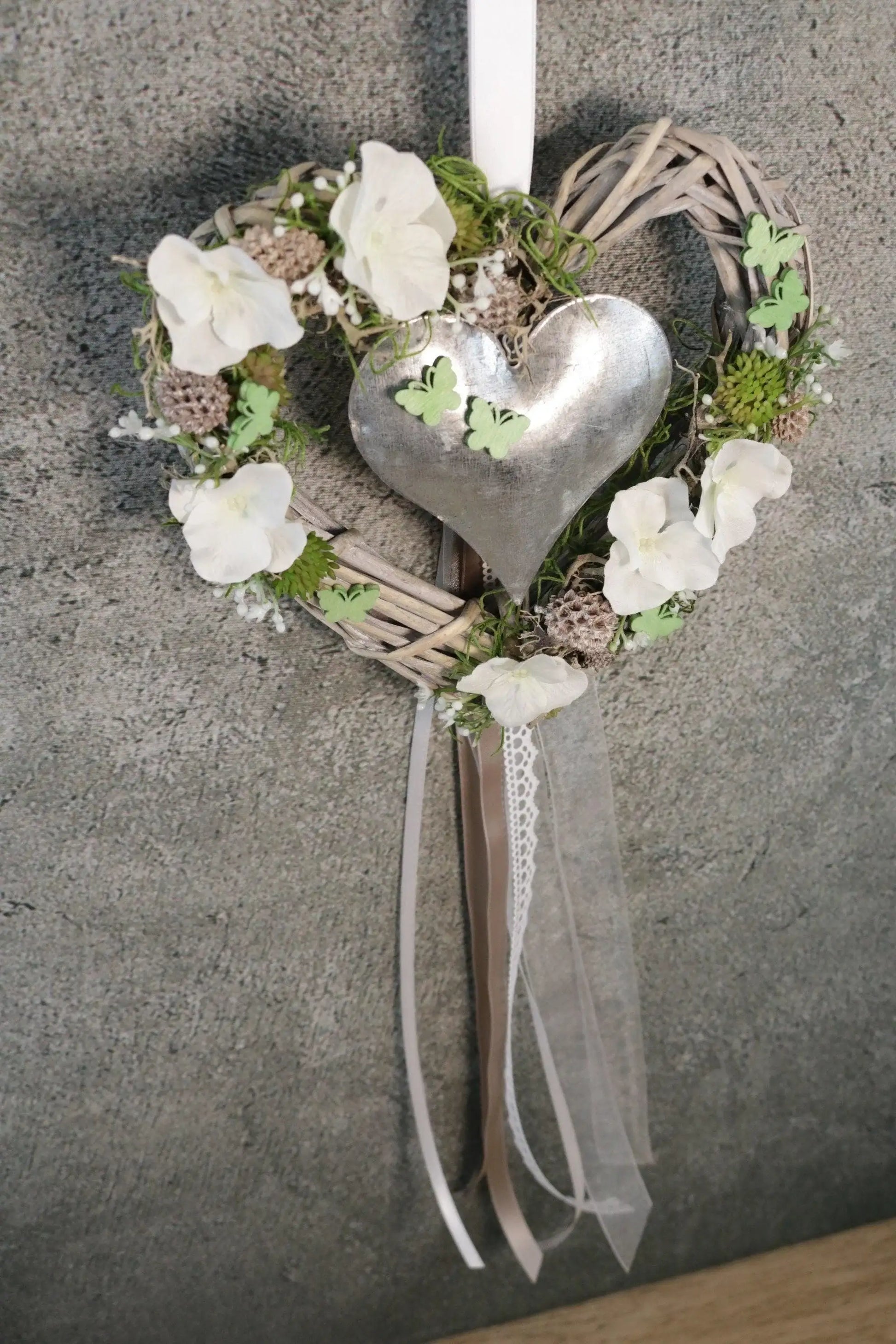 Türkranz Türdeko Türschmuck Herz Modern ganzjährig Tür Hortensie Schmetterling Schleierkraut – handgemacht aus Seiden- und Kunstblumen, langlebig & pflegeleicht von SarahsFlowerStudio
