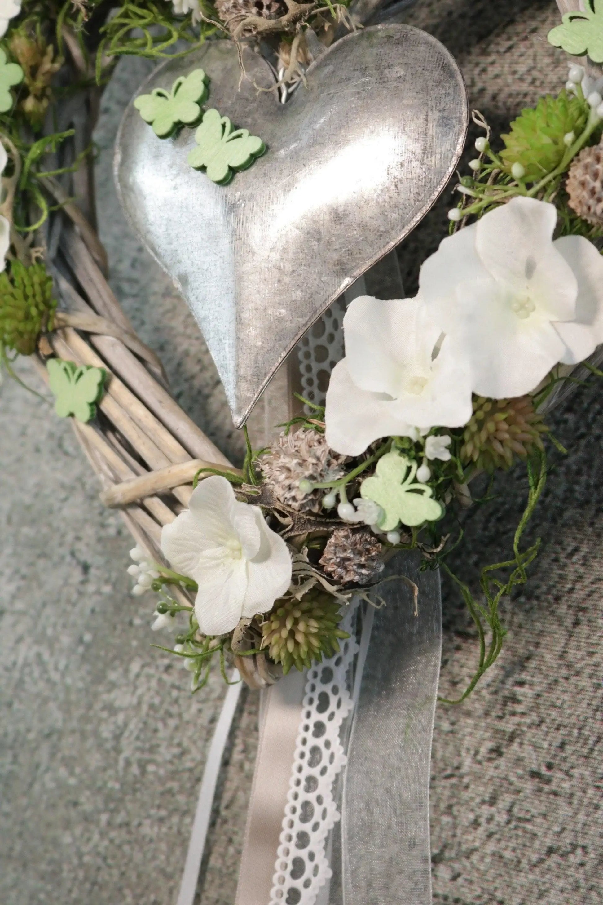 Türkranz Türdeko Türschmuck Herz Modern ganzjährig Tür Hortensie Schmetterling Schleierkraut – handgemacht aus Seiden- und Kunstblumen, langlebig & pflegeleicht von SarahsFlowerStudio