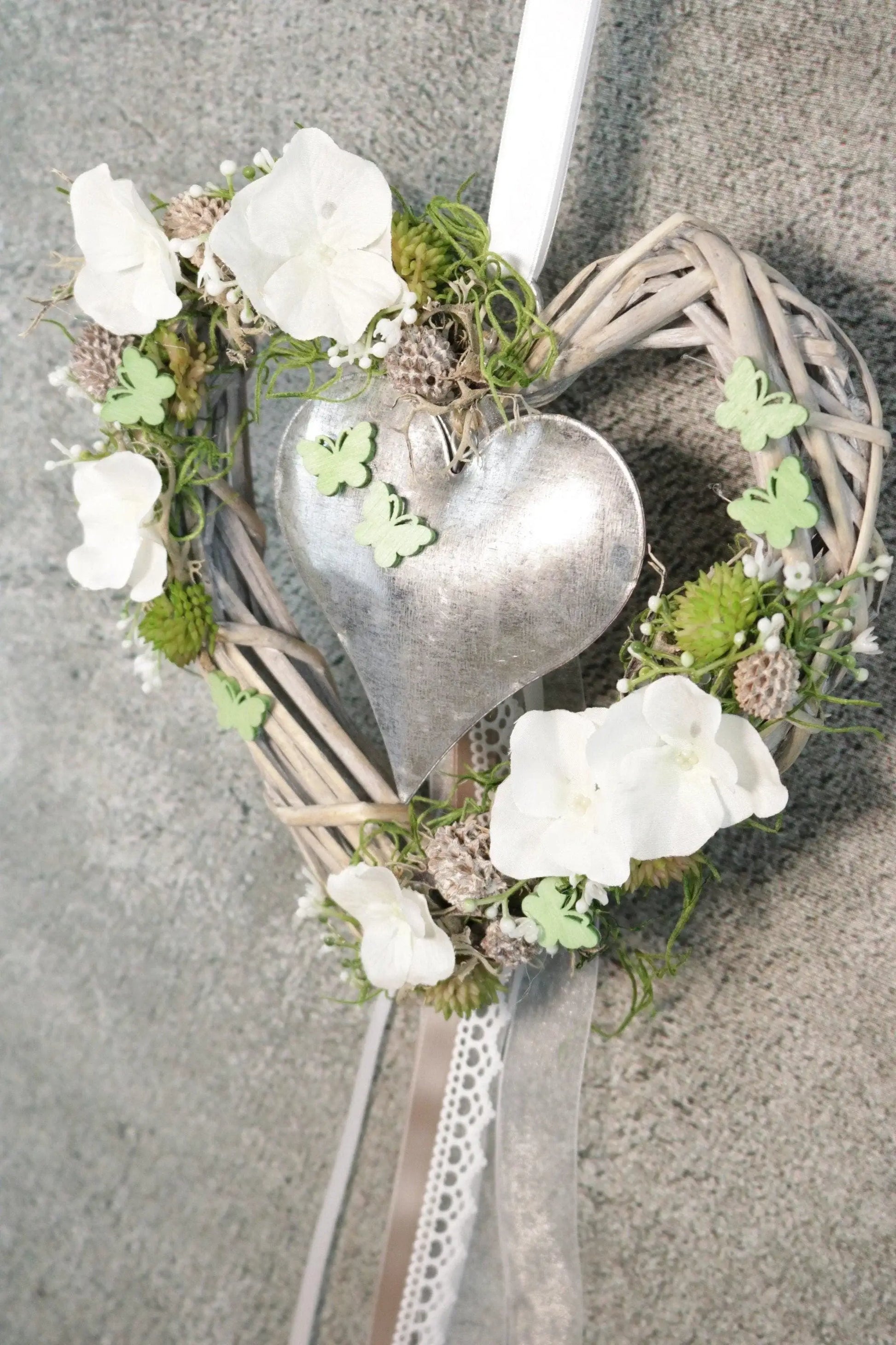 Türkranz Türdeko Türschmuck Herz Modern ganzjährig Tür Hortensie Schmetterling Schleierkraut – handgemacht aus Seiden- und Kunstblumen, langlebig & pflegeleicht von SarahsFlowerStudio