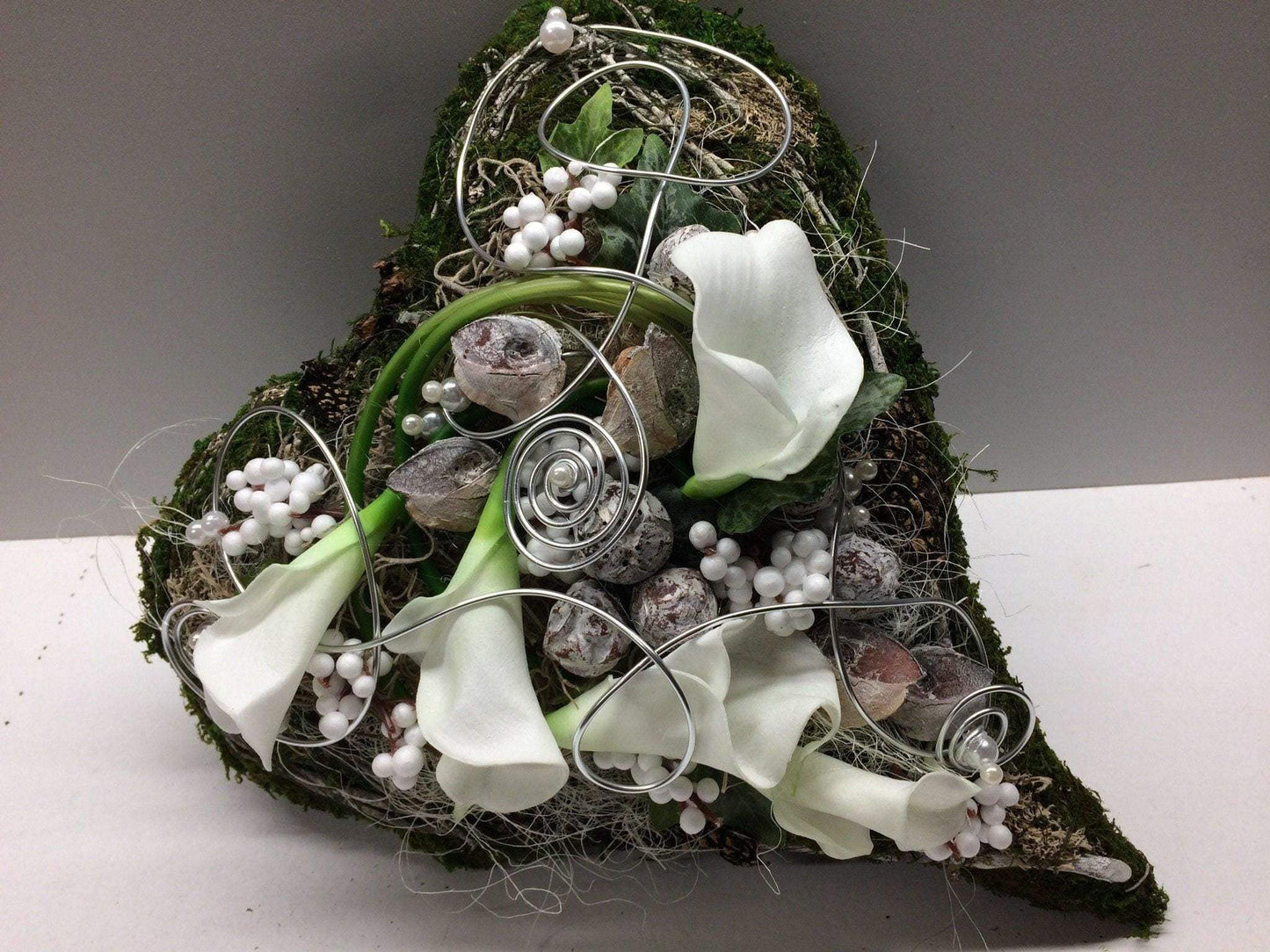 Grabgesteck Moosherz 30cm Calla Grabdeko Grabdekoration – handgemacht aus Seiden- und Kunstblumen, langlebig & pflegeleicht von SarahsFlowerStudio