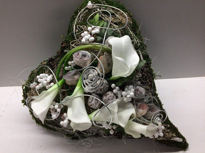 Grabgesteck Moosherz 30cm Calla Grabdeko Grabdekoration – handgemacht aus Seiden- und Kunstblumen, langlebig & pflegeleicht von SarahsFlowerStudio