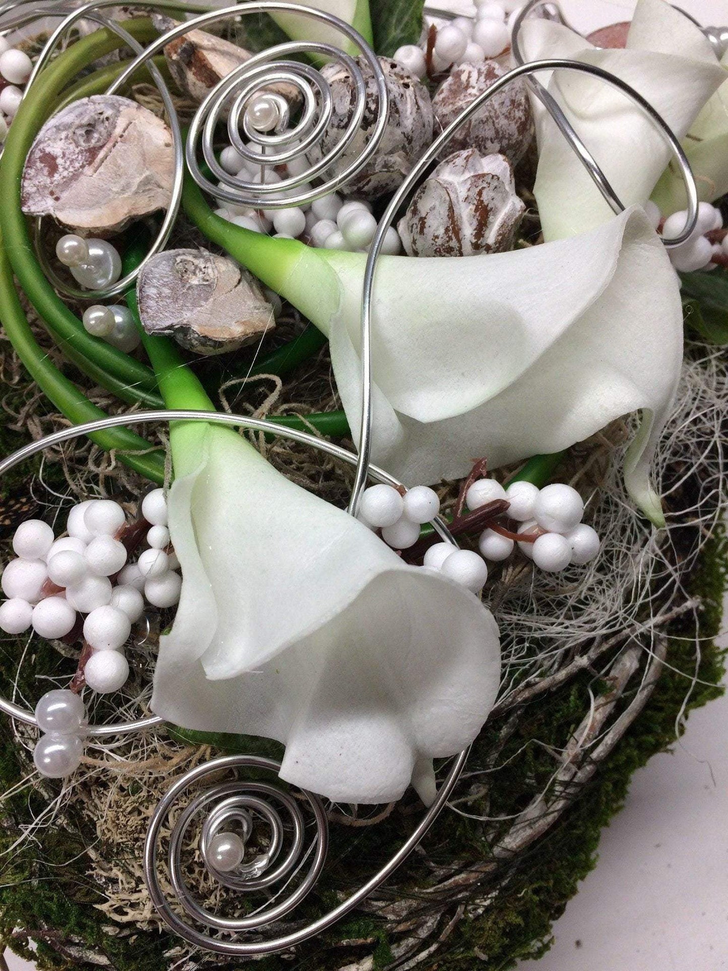 Grabgesteck Moosherz 30cm Calla Grabdeko Grabdekoration – handgemacht aus Seiden- und Kunstblumen, langlebig & pflegeleicht von SarahsFlowerStudio