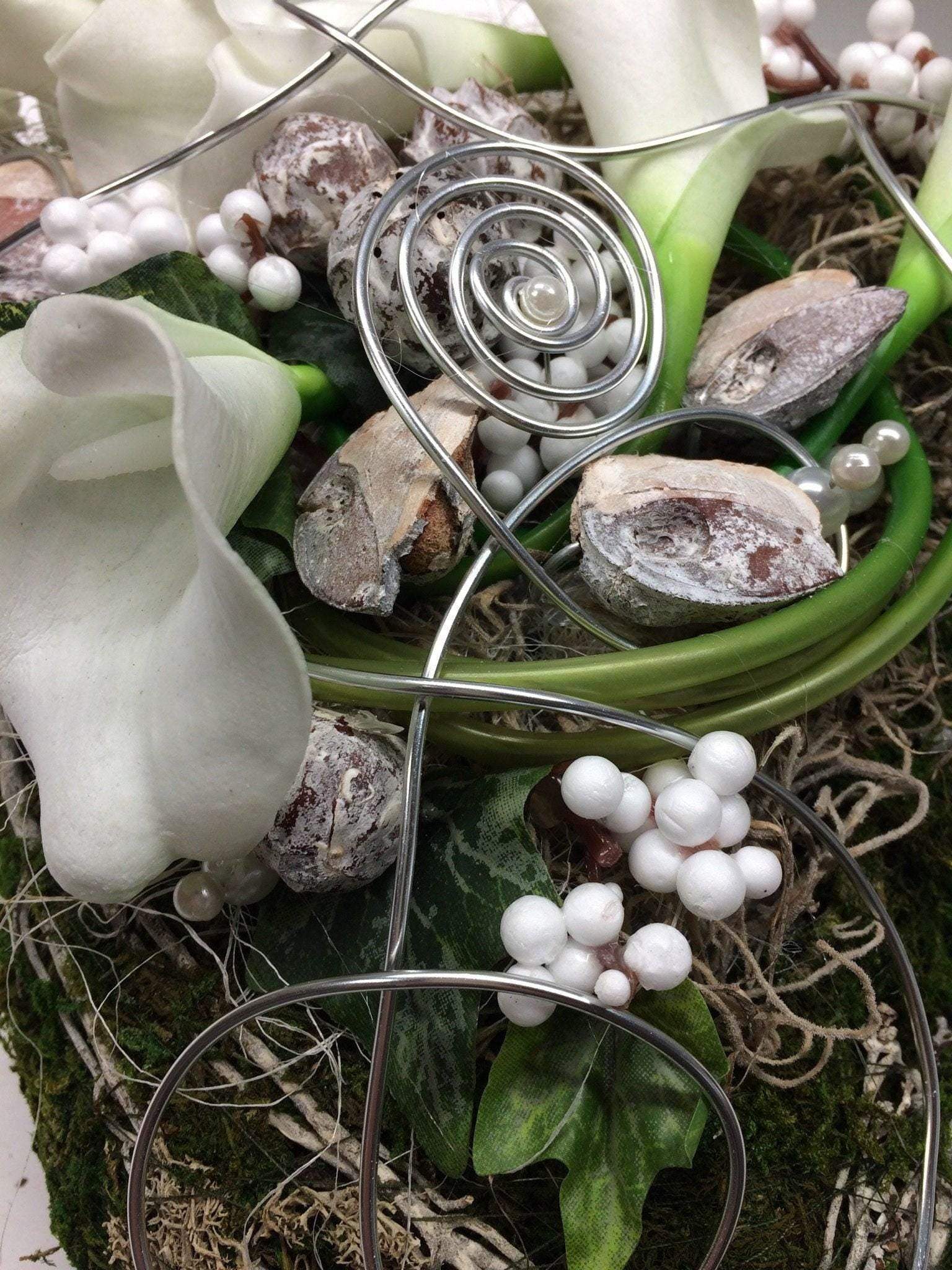 Grabgesteck Moosherz 30cm Calla Grabdeko Grabdekoration – handgemacht aus Seiden- und Kunstblumen, langlebig & pflegeleicht von SarahsFlowerStudio