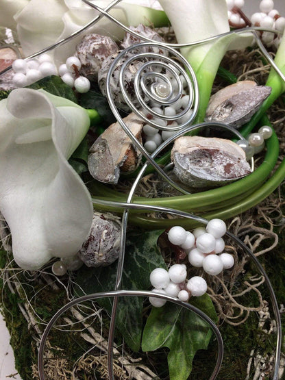 Grabgesteck Moosherz 30cm Calla Grabdeko Grabdekoration – handgemacht aus Seiden- und Kunstblumen, langlebig & pflegeleicht von SarahsFlowerStudio