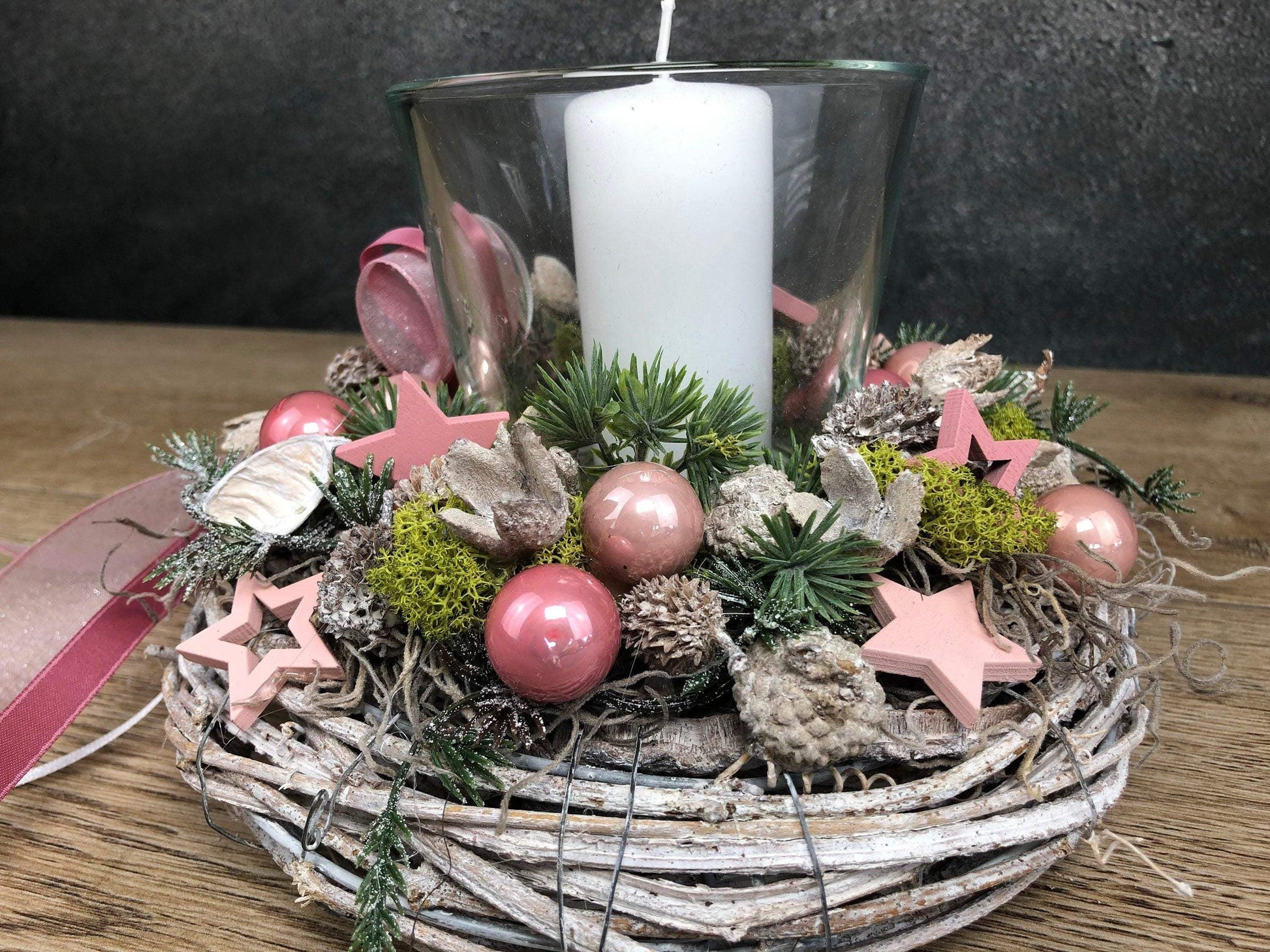 Adventsgesteck 20cm kleines Gesteck Glas Teelicht Rosa Stern Modern Rund Zapfen Weiß – handgemacht aus Seiden- und Kunstblumen, langlebig & pflegeleicht von SarahsFlowerStudio