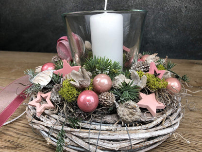 Adventsgesteck 20cm kleines Gesteck Glas Teelicht Rosa Stern Modern Rund Zapfen Weiß – handgemacht aus Seiden- und Kunstblumen, langlebig & pflegeleicht von SarahsFlowerStudio