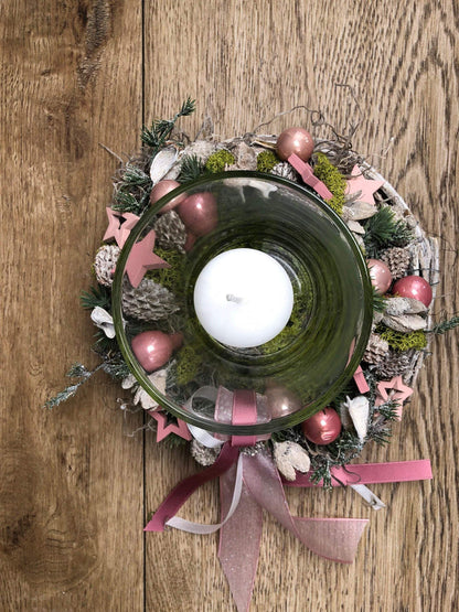 Adventsgesteck 20cm kleines Gesteck Glas Teelicht Rosa Stern Modern Rund Zapfen Weiß – handgemacht aus Seiden- und Kunstblumen, langlebig & pflegeleicht von SarahsFlowerStudio