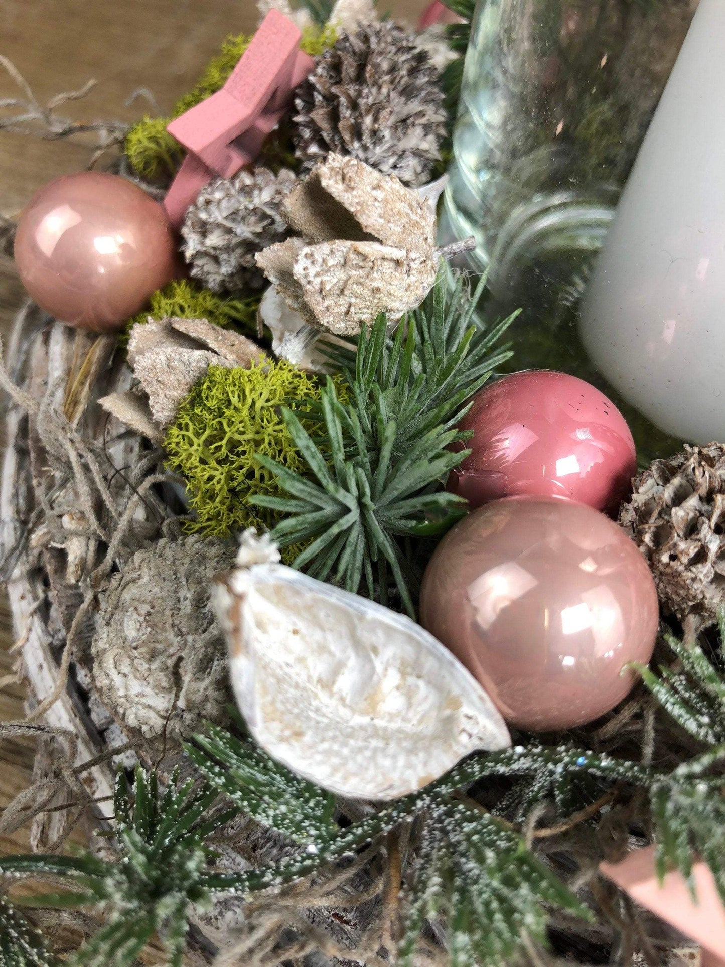 Adventsgesteck 20cm kleines Gesteck Glas Teelicht Rosa Stern Modern Rund Zapfen Weiß – handgemacht aus Seiden- und Kunstblumen, langlebig & pflegeleicht von SarahsFlowerStudio
