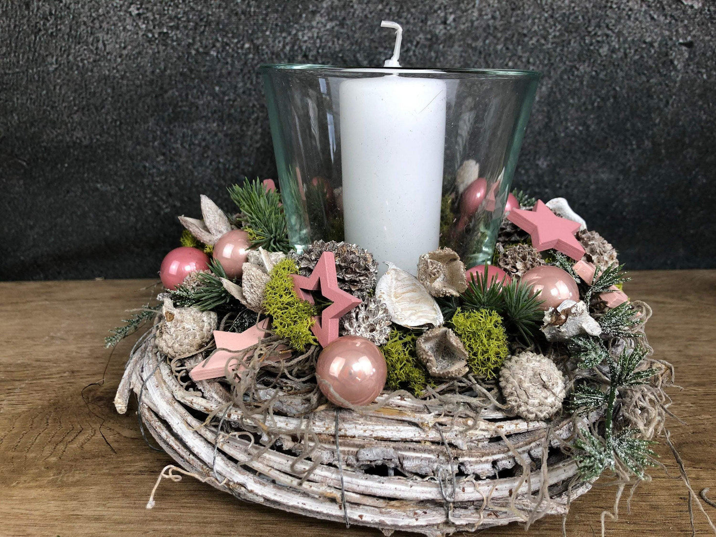 Adventsgesteck 20cm kleines Gesteck Glas Teelicht Rosa Stern Modern Rund Zapfen Weiß – handgemacht aus Seiden- und Kunstblumen, langlebig & pflegeleicht von SarahsFlowerStudio