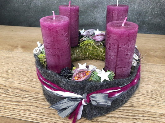 Adventskranz Adventskalender Filz Kugeln Sterne Moos Zedern mehrjährig rund – handgemacht aus Seiden- und Kunstblumen, langlebig & pflegeleicht von SarahsFlowerStudio
