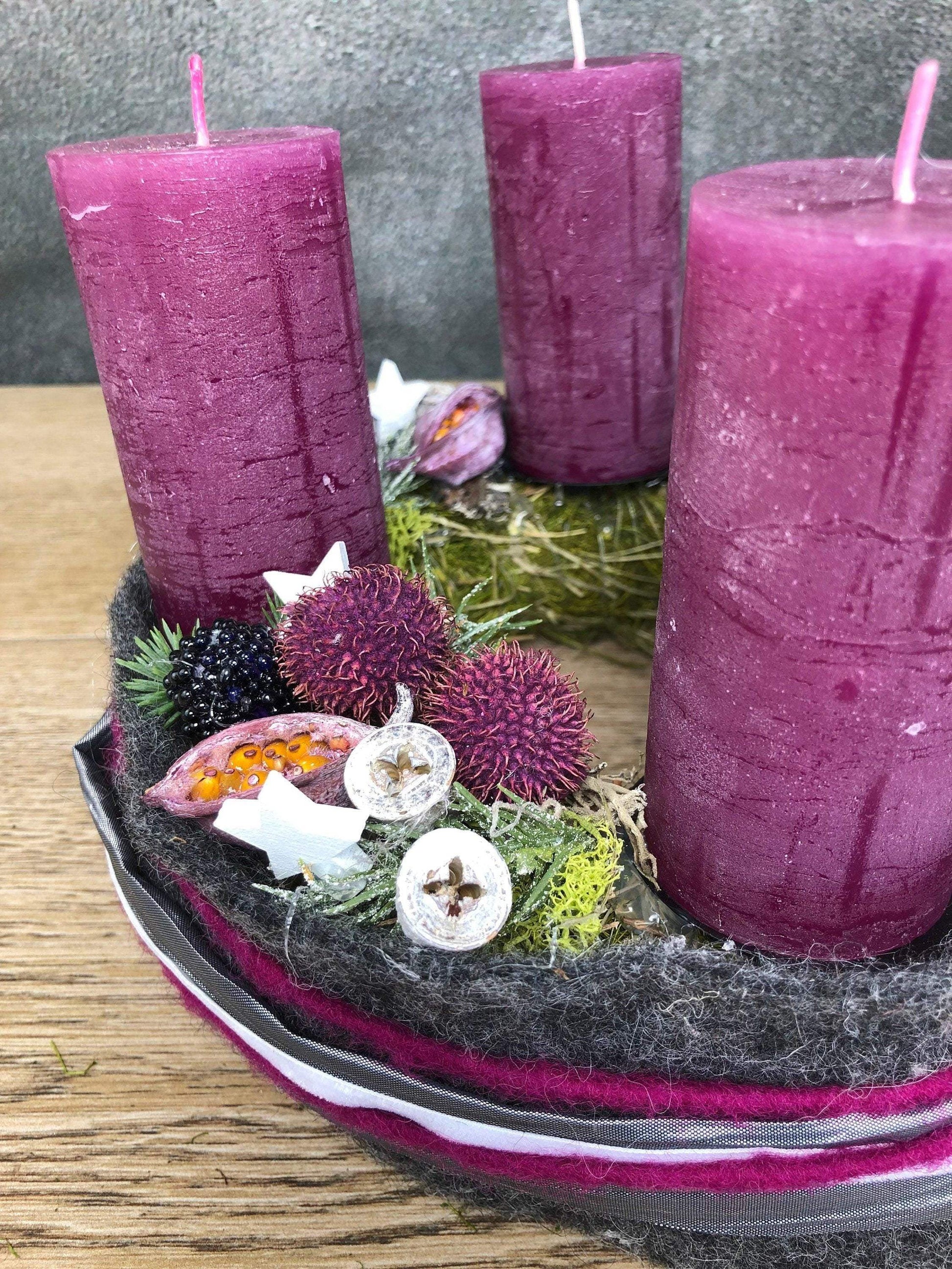 Adventskranz Adventskalender Filz Kugeln Sterne Moos Zedern mehrjährig rund – handgemacht aus Seiden- und Kunstblumen, langlebig & pflegeleicht von SarahsFlowerStudio