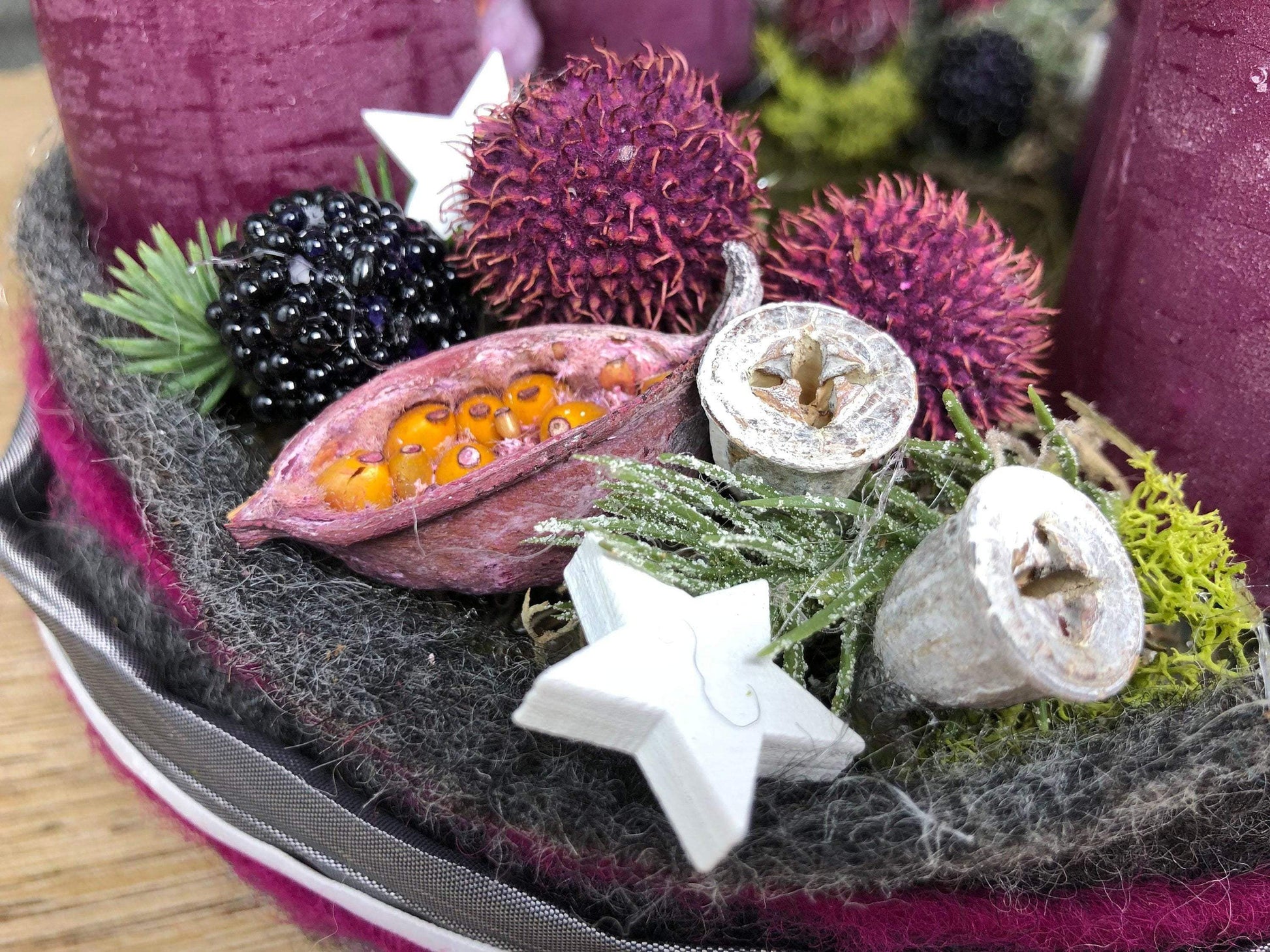Adventskranz Adventskalender Filz Kugeln Sterne Moos Zedern mehrjährig rund – handgemacht aus Seiden- und Kunstblumen, langlebig & pflegeleicht von SarahsFlowerStudio