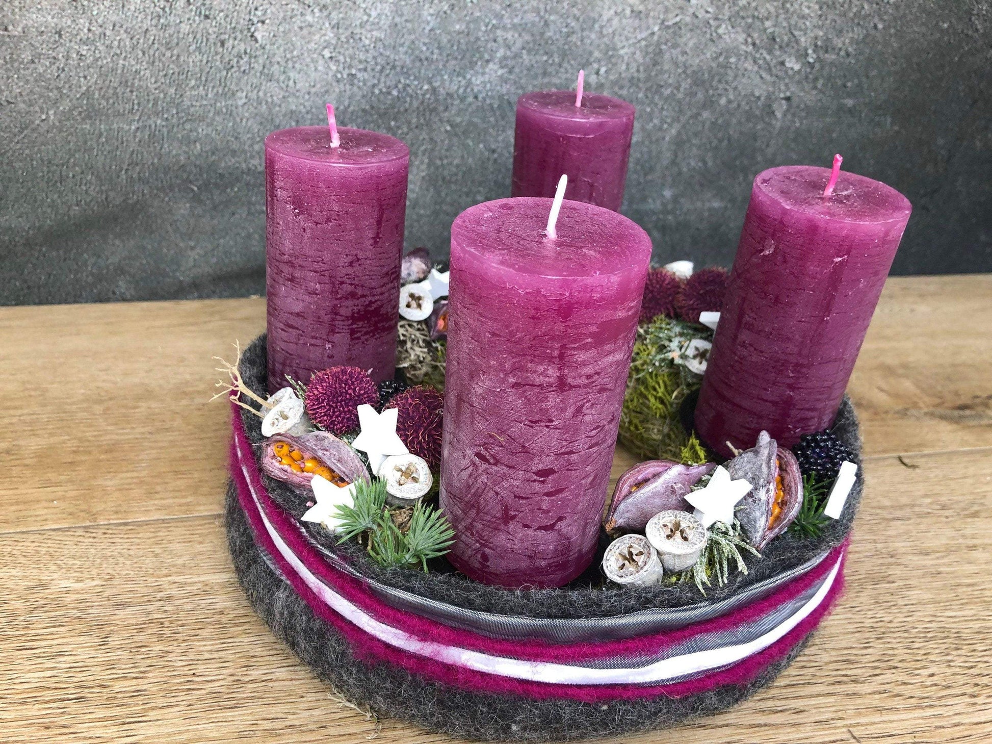 Adventskranz Adventskalender Filz Kugeln Sterne Moos Zedern mehrjährig rund – handgemacht aus Seiden- und Kunstblumen, langlebig & pflegeleicht von SarahsFlowerStudio