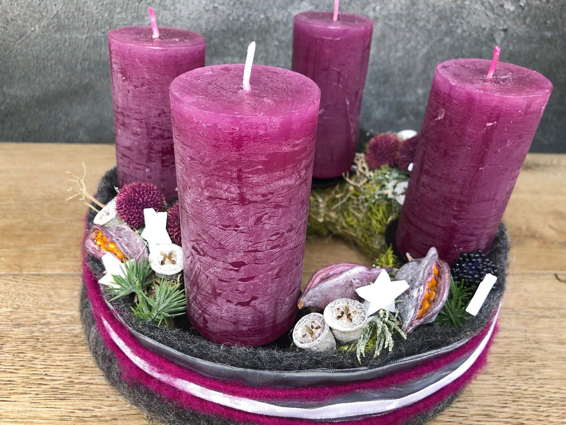 Adventskranz Adventskalender Filz Kugeln Sterne Moos Zedern mehrjährig rund – handgemacht aus Seiden- und Kunstblumen, langlebig & pflegeleicht von SarahsFlowerStudio