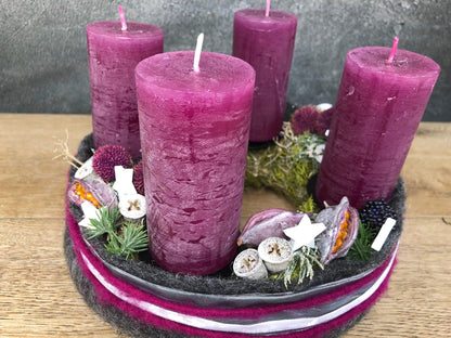 Adventskranz Adventskalender Filz Kugeln Sterne Moos Zedern mehrjährig rund – handgemacht aus Seiden- und Kunstblumen, langlebig & pflegeleicht von SarahsFlowerStudio