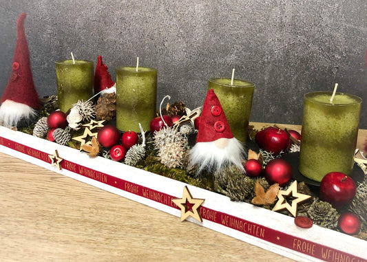 Adventskranz Adventskalender Wichtel Modern Länglich Tablett in zwei Größen L und XL – handgemacht aus Seiden- und Kunstblumen, langlebig & pflegeleicht von SarahsFlowerStudio
